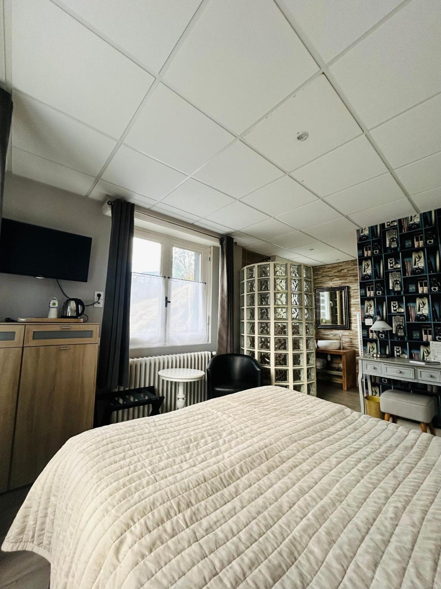Logis Hotel L'Ayguelade Bielle ภายนอก รูปภาพ