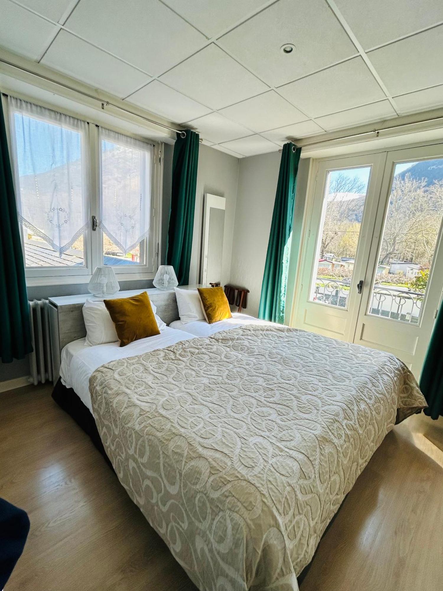 Logis Hotel L'Ayguelade Bielle ภายนอก รูปภาพ