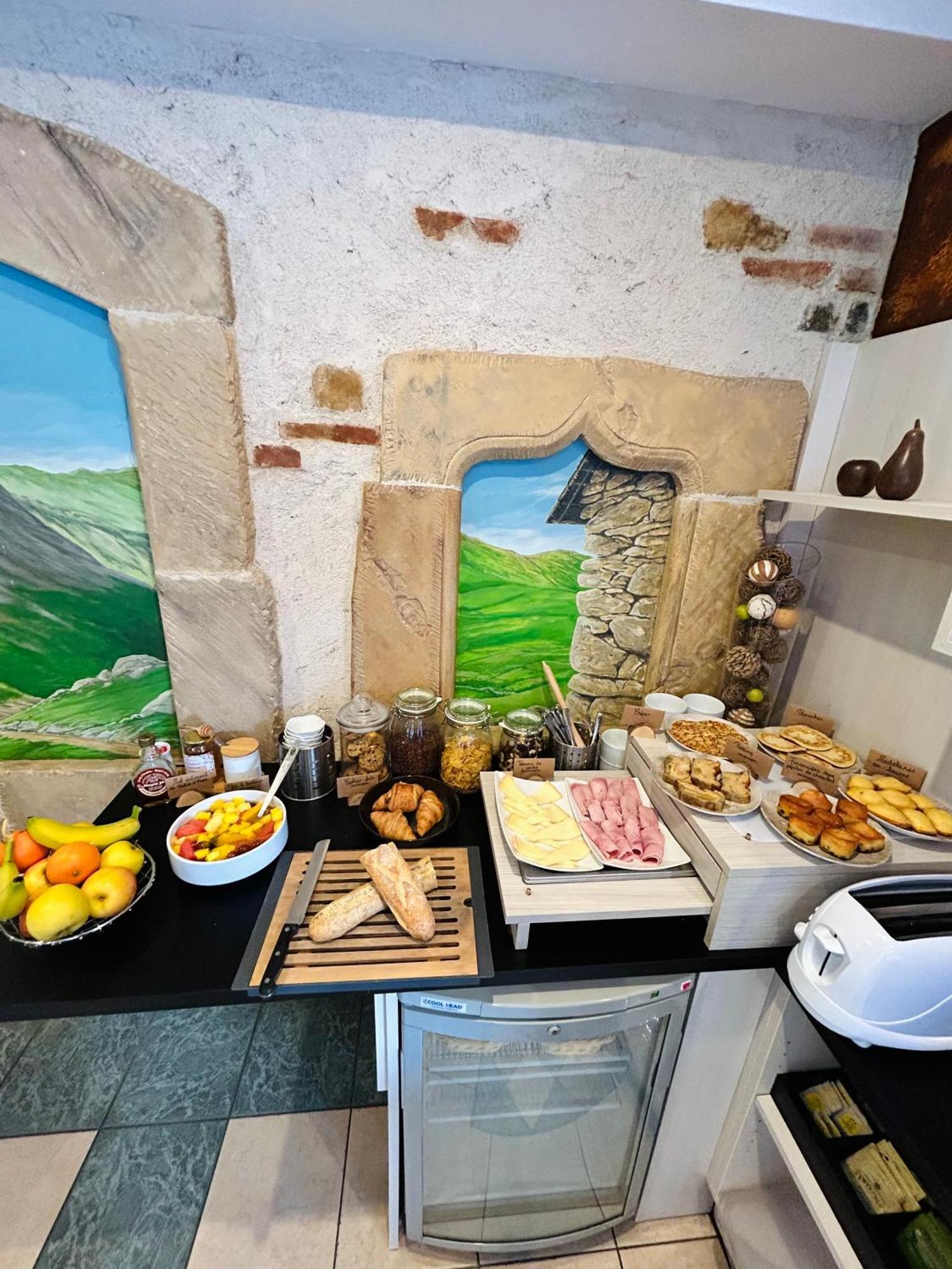Logis Hotel L'Ayguelade Bielle ภายนอก รูปภาพ