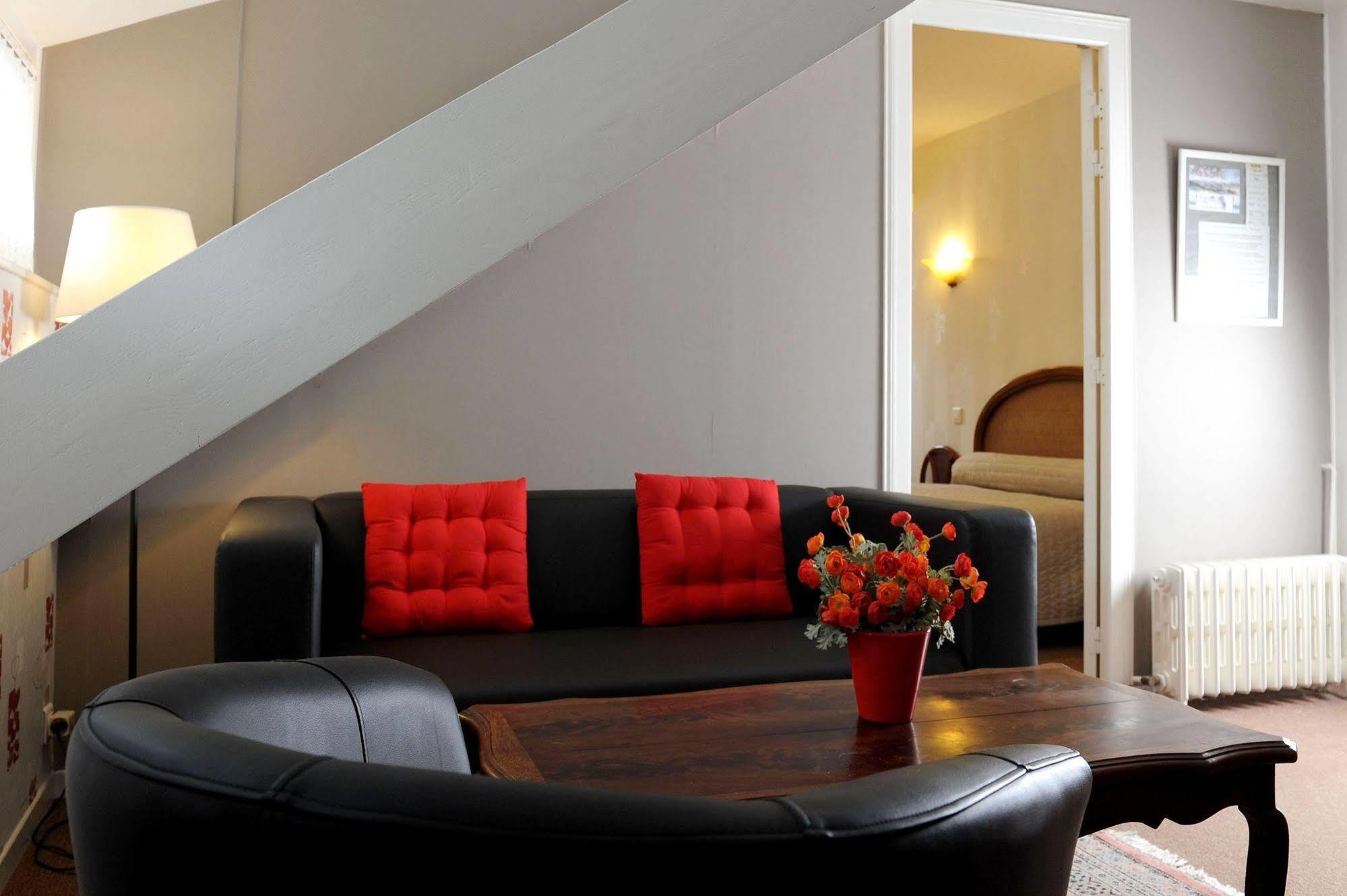 Logis Hotel L'Ayguelade Bielle ภายนอก รูปภาพ