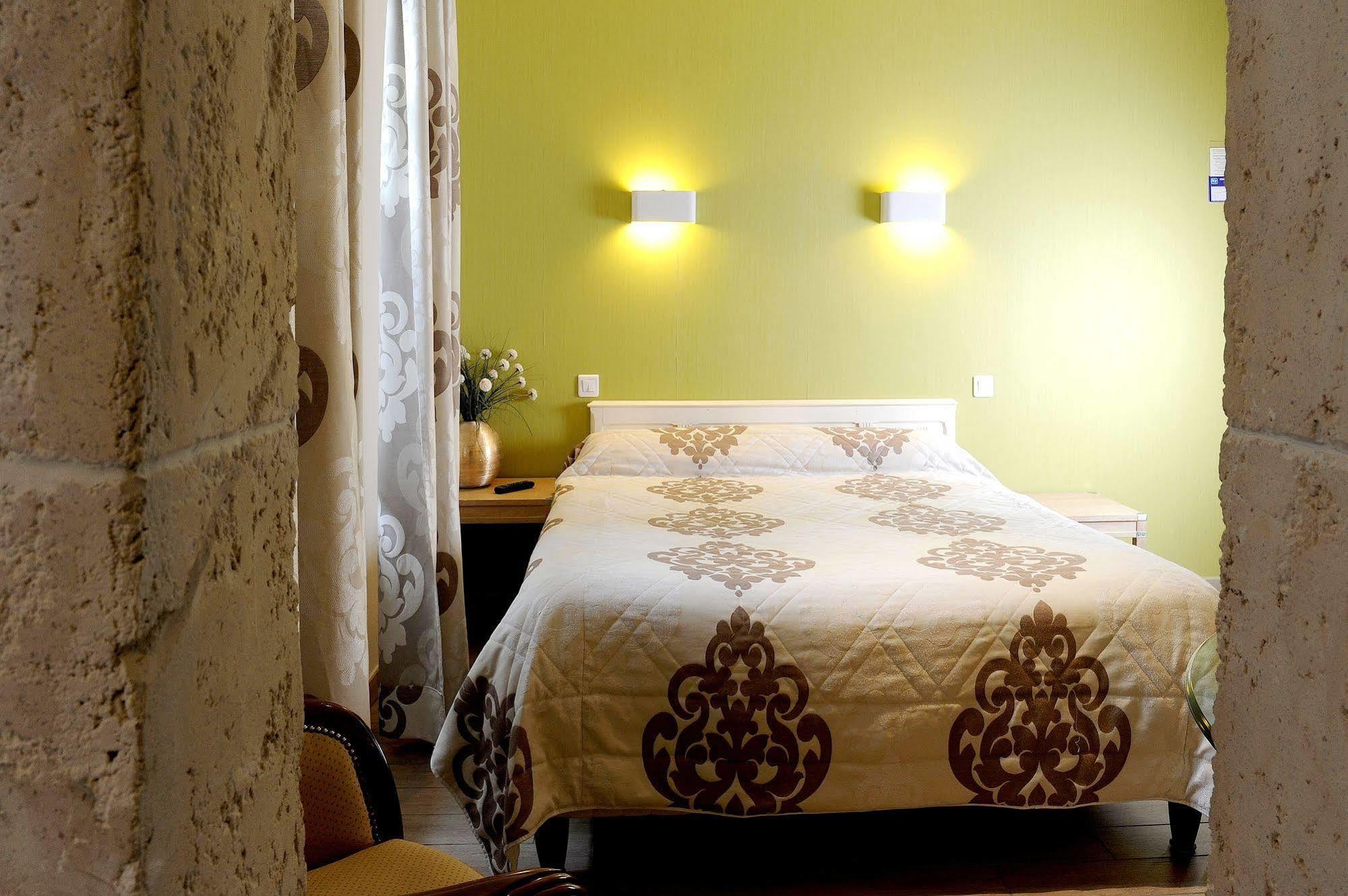 Logis Hotel L'Ayguelade Bielle ภายนอก รูปภาพ