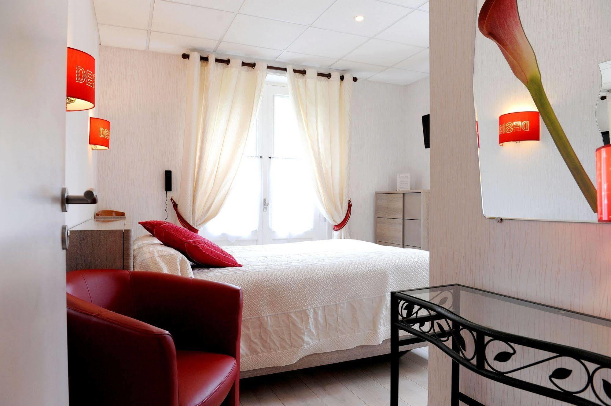 Logis Hotel L'Ayguelade Bielle ภายนอก รูปภาพ